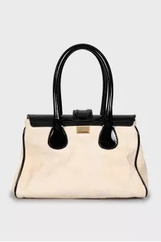 Textile bag decorated with a keychain