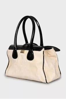 Textile bag decorated with a keychain