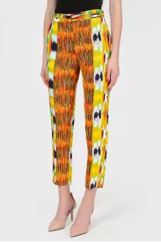 Shortened trousers in an abstract print with a tag