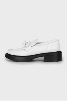 Leather loafers decorated with chain