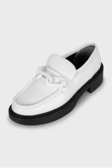 Leather loafers decorated with chain