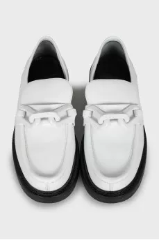 Leather loafers decorated with chain
