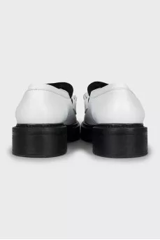 Leather loafers decorated with chain