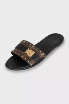 Slippers with signature print