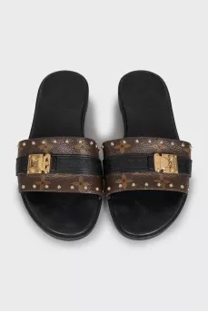 Slippers with signature print