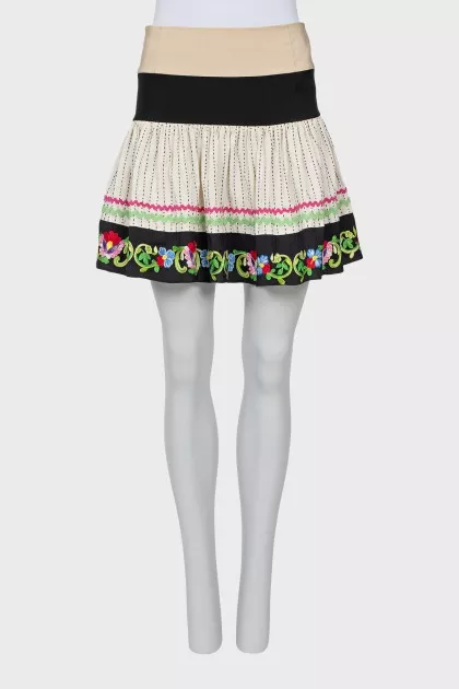 Skirt decorated with embroidery