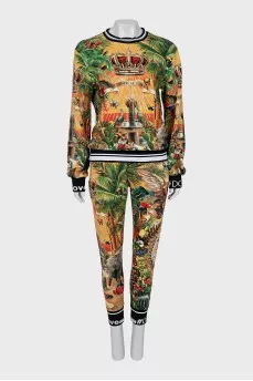Sweatshirt and trousers suit