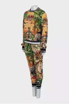 Sweatshirt and trousers suit
