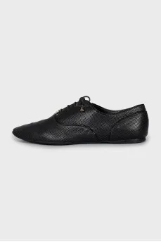 Leather shoes with almond toe