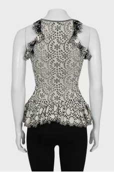 Top with perforations and frills