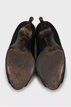 Black open toe shoes
