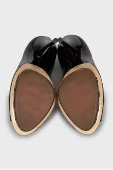 Shoes with decorative stitching on the sole