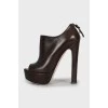 Leather shoes with zip