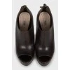 Leather shoes with zip