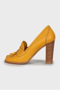 Leather shoes with tassels on the heel