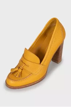 Leather shoes with tassels on the heel