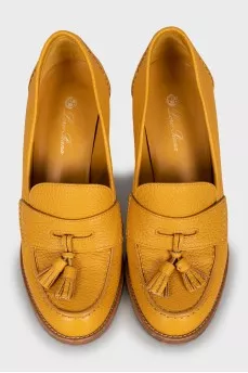 Leather shoes with tassels on the heel