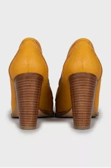 Leather shoes with tassels on the heel