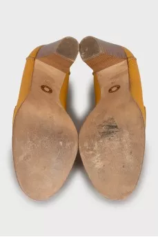 Leather shoes with tassels on the heel