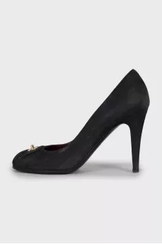 Leather shoes with golden logo