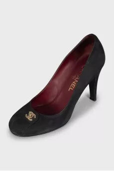 Leather shoes with golden logo