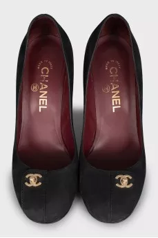 Leather shoes with golden logo