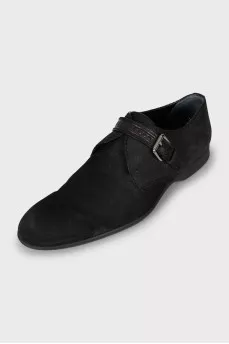 Men's shoes with embossed strap