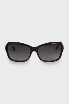 Sunglasses with rhinestones on the temples