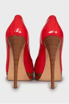 Patent leather open toe shoes