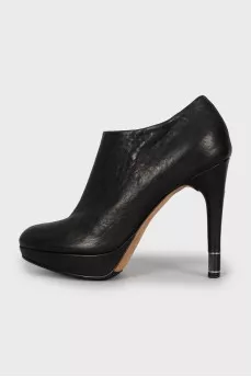 Leather ankle boots with zipper