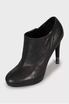 Leather ankle boots with zipper