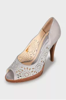 Leather shoes with perforated heels
