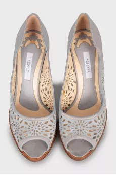 Leather shoes with perforated heels