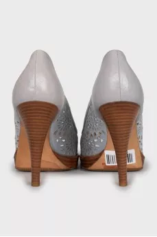 Leather shoes with perforated heels