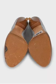 Leather shoes with perforated heels