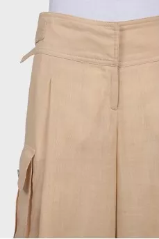 Beige shorts with patch pockets