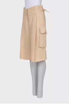 Beige shorts with patch pockets