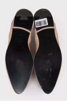 Beige shoes with almond toe
