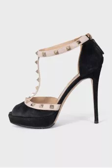 Suede shoes with metal decor