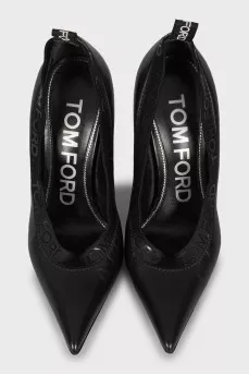 Leather shoes with brand logo