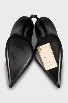Leather shoes with brand logo