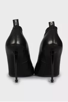Leather shoes with brand logo
