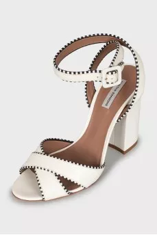 Leather sandals with decorated edges
