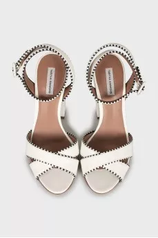 Leather sandals with decorated edges