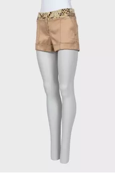 Shorts with contrast trim