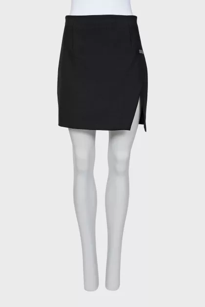Mini skirt with a slit in the front