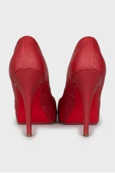 Red open-toe fabric shoes