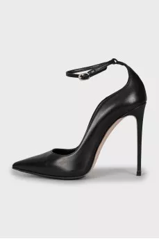 Black pointed toe