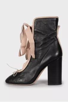 Leather ankle boots with laces