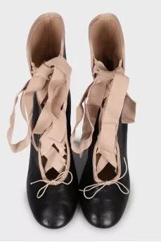 Leather ankle boots with laces